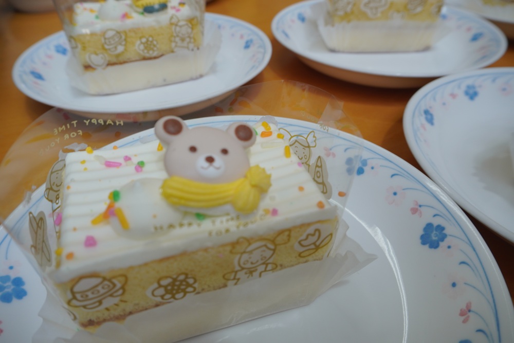 クリスマスケーキとプレゼントを頂きました
